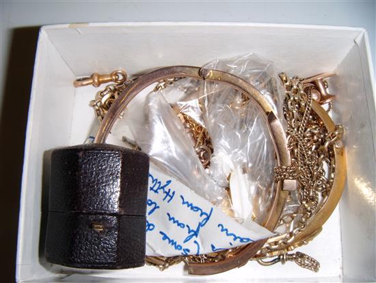 2 gold bangles, spade guinea pendant and other gold jewellery